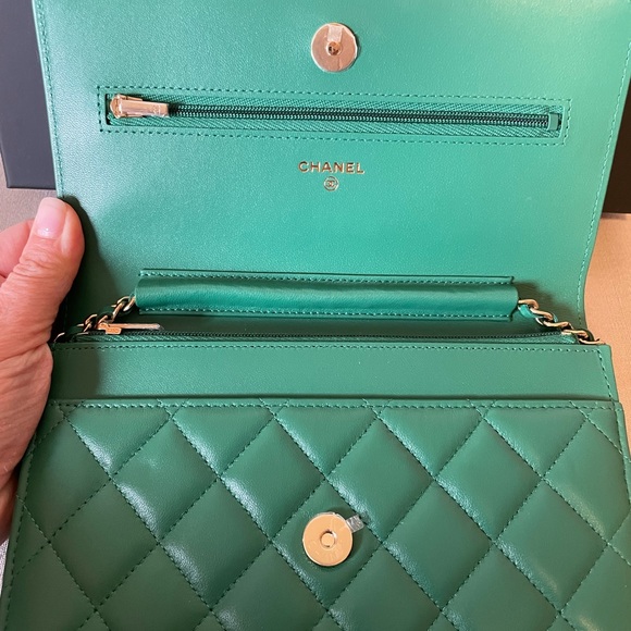 CHANEL 22A GREEN WALLET ON CHAIN - Picture 3 of 8